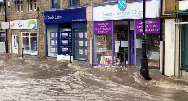 Poplavljena cesta v zahodnem Yorkshiru v Britaniji FOTO: Reuters