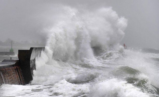 Visoki valovi na zahodu Francije. FOTO: Fred Tanneau/AFP
