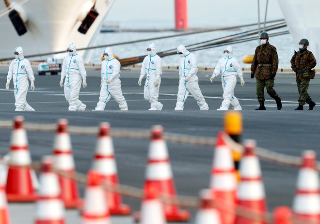 Okužene potnike z ladje evakuirajo v bolnišnično oskrbo.<br />
FOTO: Kim Kyung Hoon/Reuters