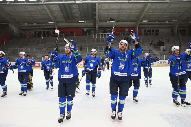 Prebujena slovenska hokejska reprezentanca je po zmagah proti Litvi, Hrvaški in Japonski uresničila uvodni cilj sezone. FOTO: Jože Suhadolnik/Delo