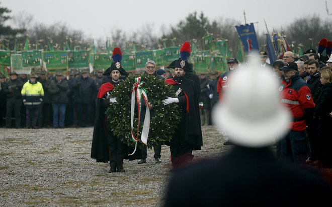 Pri spomeniku žrtvam povojnih pobojev v bližini Bazovice pri Trstu je danes potekala tradicionalna slovesnost ob italijanskem dnevu spomina na fojbe in eksodus Italijanov iz Istre, Reke in Dalmacije. Udeležil se je je tudi vodja desne Lige Matteo Salvini. FOTO: Blaž Samec/Delo