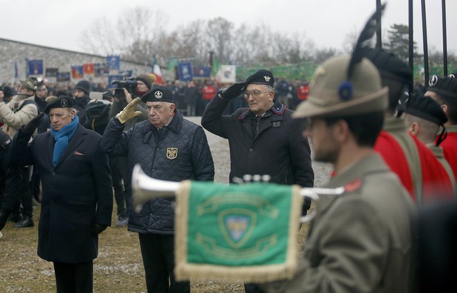 Pri spomeniku žrtvam povojnih pobojev v bližini Bazovice pri Trstu je bila danes slovesnost ob italijanskem dnevu spomina na fojbe in eksodus Italijanov iz Istre, Reke in Dalmacije. Foto Blaž Samec