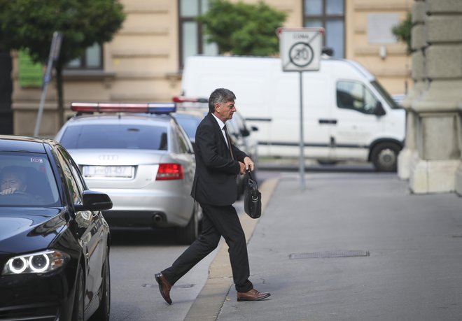 Minister za javno upravo Rudi Medved ne pričakuje večjih vsebinskih sprememb v obdobju, ko vlada opravlja le še tekoče posle. FOTO: Jože Suhadolnik/Delo