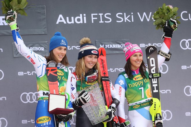 Lovoriko Zlate lisice je pred enim letom v Mariboru osvojila Američanka Mikaela Shiffrin. Ob njej sta bili na odru še Slovakinja Petra Vlhova in Švicarka Wendy Holdener. FOTO Tomi Lombar/Delo