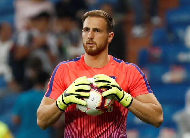 Kakšen izziv! Jan Oblak se bo v osmini finala lige prvakov spopadel z evropskim prvakom Liverpoolom. FOTO: Reuters