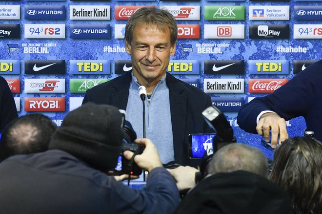 Jürgen Klinsmann je ob prihodu v Berlin izžareval zadovoljstvo, deset tednov pozneje je ugotovil, da v vodstvu kluba ni imel popolne podpore in je odstopil s položaja trenerja Herthe. FOTO: AFP