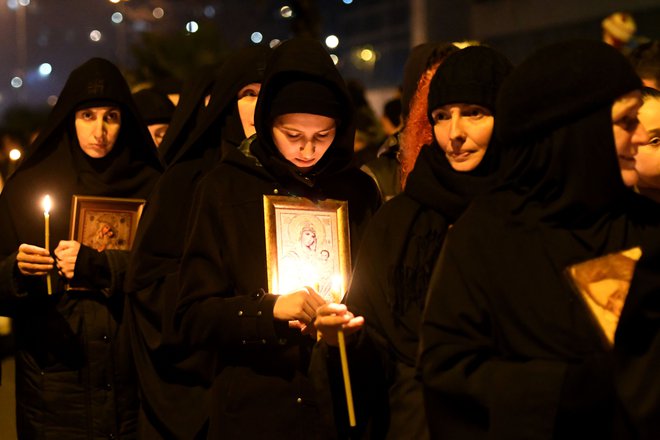 Na desettisoče privržencev Srbske pravoslavne cerkve v Črni gori z molitvami izraža nasprotovanje zakonu, ki podržavlja cerkveno premoženje. FOTO: AFP