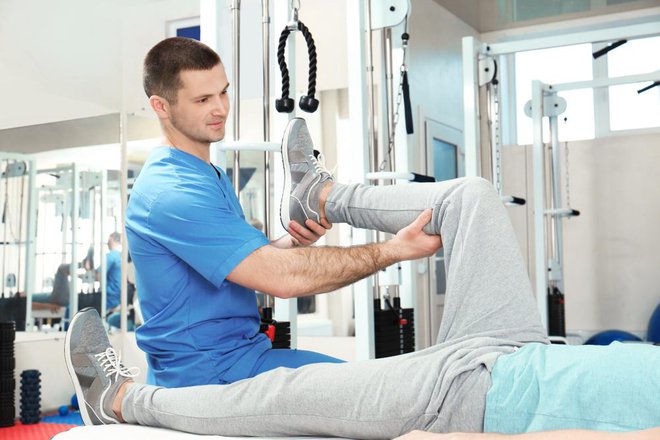 Fizioterapevt ni maser, a brez dovršene taktilne sposobnosti v fizioterapiji res ne gre. Foto: Shutterstock