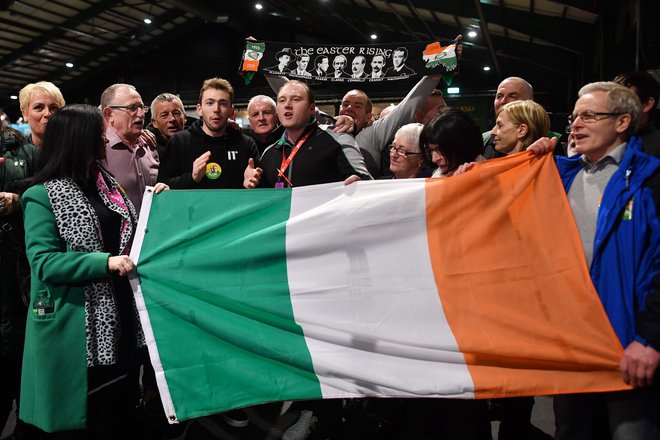 Privrženci republikanske stranke Sinn Fein z irsko zastavo. Foto: . Ben Stansall/Afp