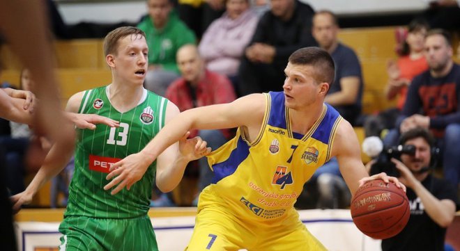 Dino Murić (desno)&nbsp; in soigralci so nudili ogorčen odpor Cedeviti Olimpiji. FOTO: KZS