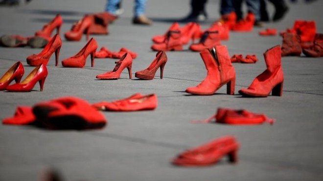 Mehiški umetnik je v protest proti številnim umorom žensk zaradi spola na Trgu Zócalo v Mexico Cityju razpostavil rdeče ženske čevlje. FOTO: Reuters