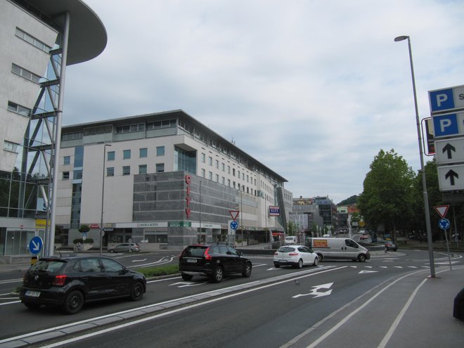 Cilj projekta je zgraditev manjkajočega segmenta bodoče kolesarske povezave, ki zaključuje načrtovano ureditev kolesarskega in peš nadhoda čez Titovo cesto. Foto: Arhiv Wikipedia