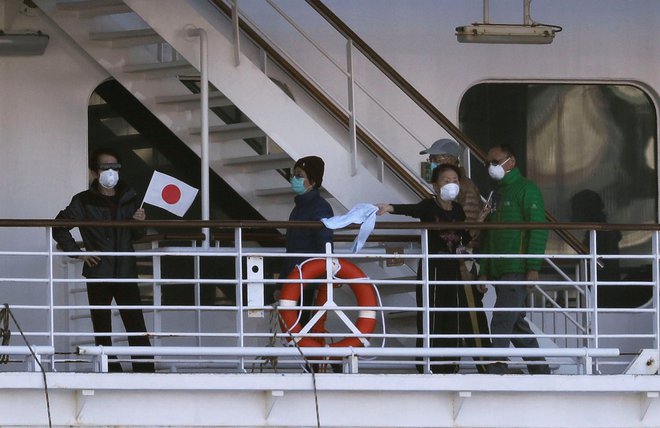 Ladja je v karanteni, odkar so 3. februarja pri bivšem potniku, ki se je izkrcal v Hongkongu, ugotovili okužbo s koronavirusom. FOTO: Kim Kyung-hoon/Reuters