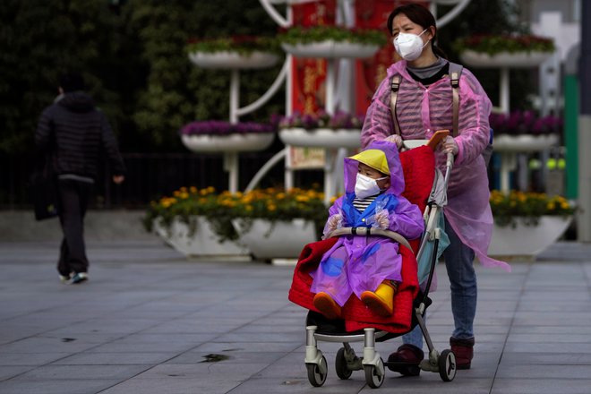 Središče epidemije je sicer na Kitajskem, kjer je 99 odstotkov primerov, a prepletenost v sodobnem svetu tudi od EU zahteva veliko pripravljenost. Fotografija z železniške postaje v Šanghaju. FOTO: Aly Song/Reuters