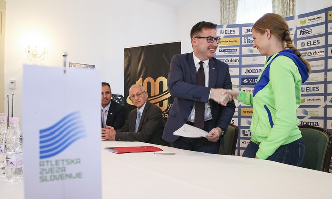 Predsednik AZS Roman Dobnikar med podpisovanjem pogodb.&nbsp; FOTO: Jože Suhadolnik