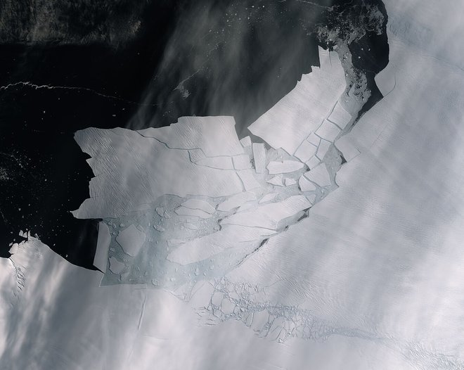 Od ledenika Pine Island se je odtrgala okoli 300 km2 velika ledena ploskev, ki pa je nato razpadla na manjše kose. FOTO: Copernicus Sentinel data (2020), ESA&nbsp;