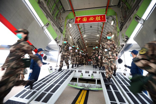Vojaki na letališču v Wuhanu. FOTO: China Daily Reuters