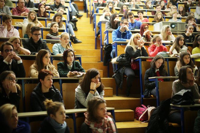 Če je navzočnost staršev v srednjih šolah še razumljiva, je nerazumljivo, kaj počno starši na informativnih dnevih na fakultetah. FOTO: Jure Eržen/Delo