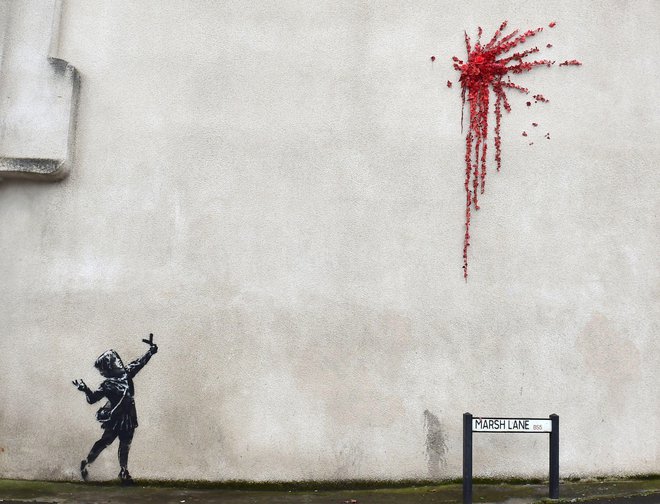 Banksyjeva izvirna napoved praznika zaljubljencev. FOTO: Rebecca Naden/Reuters