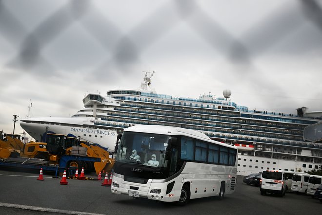 Vir v japonski vladi je po poročanju francoske tiskovne agencije <em>AFP</em> potrdil, da so z ladje premestili 11 potnikov, starejših od 80 let. FOTO: AFP