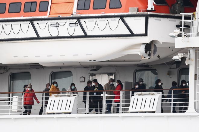 218 primerov okužbe z virusom so potrdili na ladji za križarjenje Diamond Princess, ki je zasidrana pred japonsko obalo. FOTO: AFP