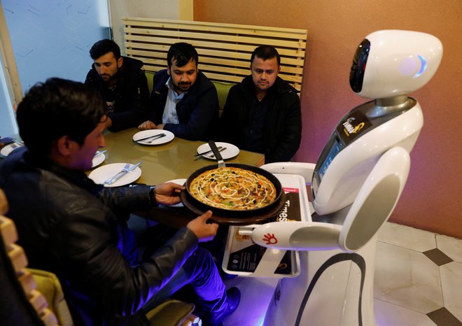 Medtem ko na Japonskem in Kitajskem roboti postajajo nekaj običajnega, to ne velja za v vojni opustošeni Afganistan. Po desetletjih vojne, v kateri je bila uničena večina infrastrukture v državi, robotska natakarica ponuja nekaj razvedrila. FOTO: Mohammad Ismail/Reuters