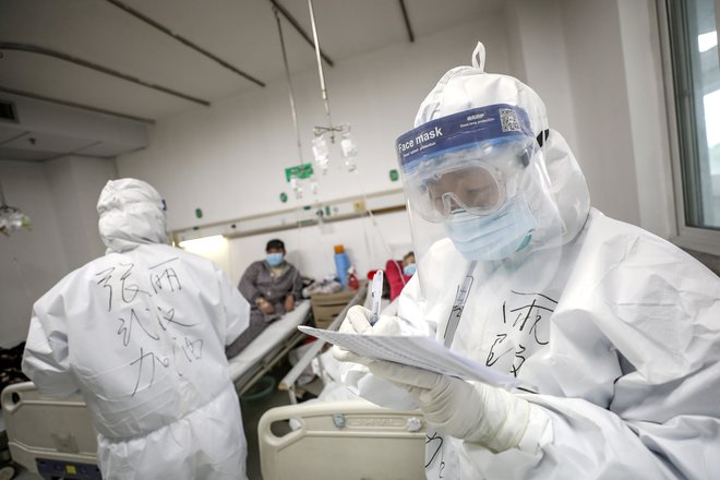 Na Kitajskem je z virusom okuženih 1716 medicinskih delavcev, od katerih jih je do prejšnjega torka šest umrlo. FOTO: Reuters
