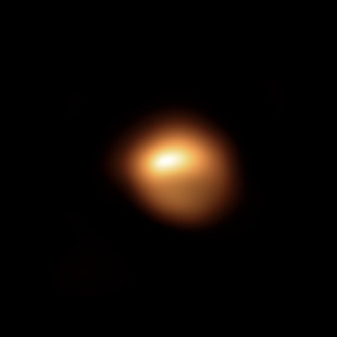 Betelgeza se spreminja, so potrdile tudi fotografije instrumenta SPHERE na Zelo velikem teleskopu v Čilu.&nbsp;<br />
FOTO:&nbsp;ESO/M. Montargès et al.