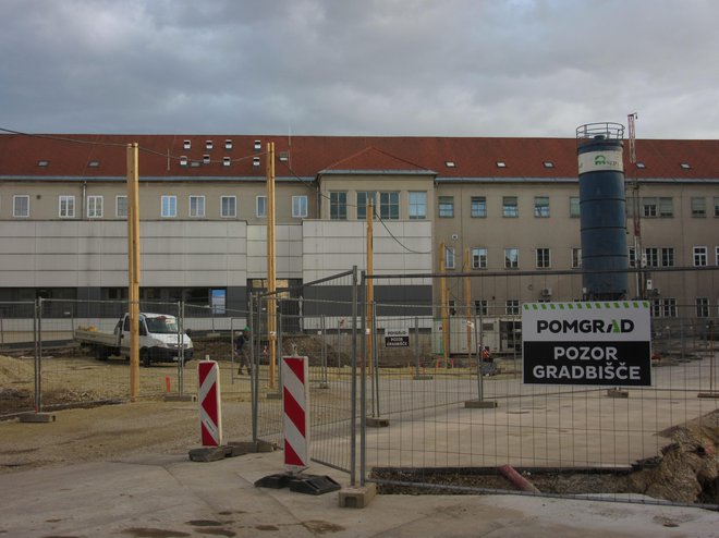 Gradbišče pri celjski bolnišnici ostaja odprto in deluje. FOTO: Špela Kuralt/Delo
