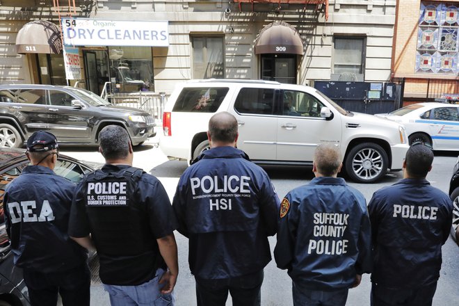 Pripadnik ameriških sil za obmejni nadzor pomaga pri preprečevanju preprodaje mamil v New Yorku. FOTO: Lucas Jackson/Reuters