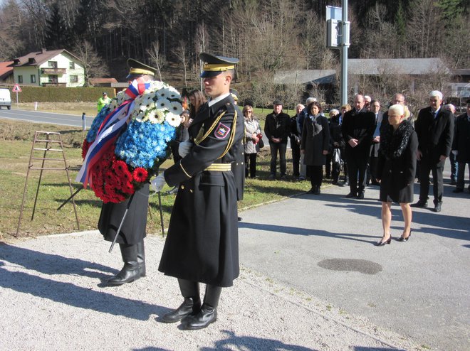 Venec je položila tudi ministrica za delo, družino in socialne zadeve ter enake možnosti Ksenija Klampfer. FOTO: Špela Kuralt/Delo