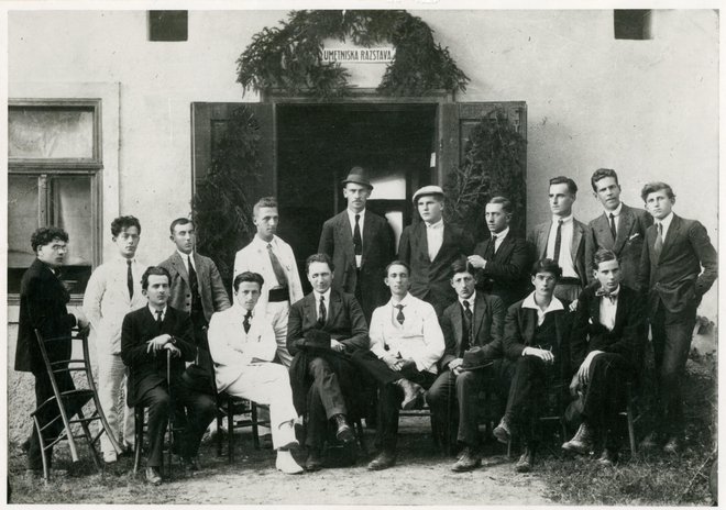 Usoda članov Novomeške pomladi, ki so se pred objektiv postavili leta 1920, je bila sila različna, Leon Štukelj (tretji z leve v drugi vrsti) je pozneje s številnimi delil anonimnost in pozabo.<br />
<br />
Foto Arhiv Knjižnice Mirana Jarca Novo Mesto