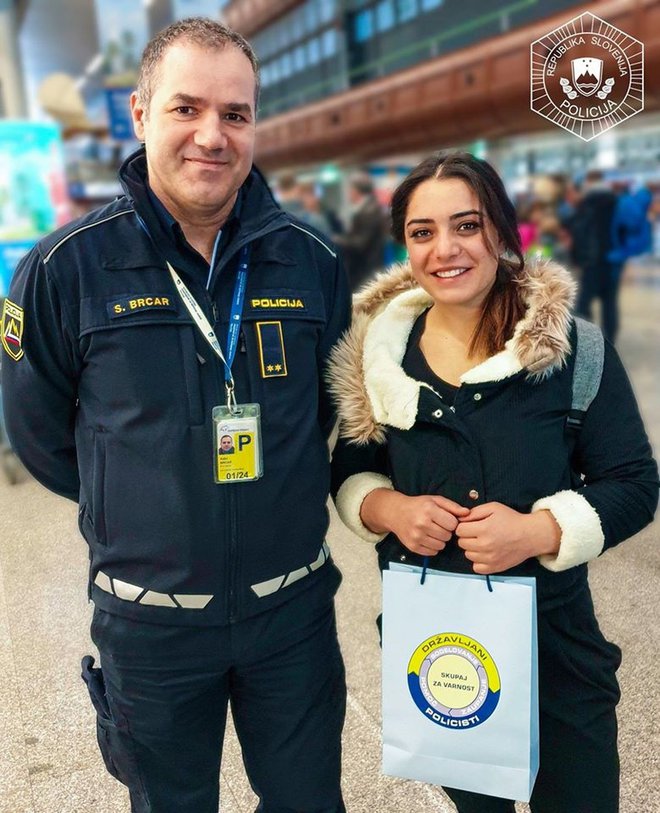 Junakinji so na letališču predali simbolno zahvalo. FOTO: PU Kranj