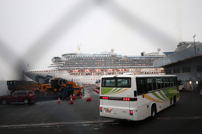 Ladja je zasidrana v pristanišču Yokohama že od 3. februarja. FOTO: Behrouz Mehri/Afp