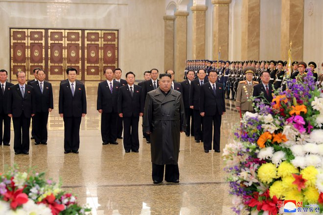 Kim Džong Un je obiskal mavzolej, kjer sta pokopana oče in dedek. FOTO: Kcna Via Reuters