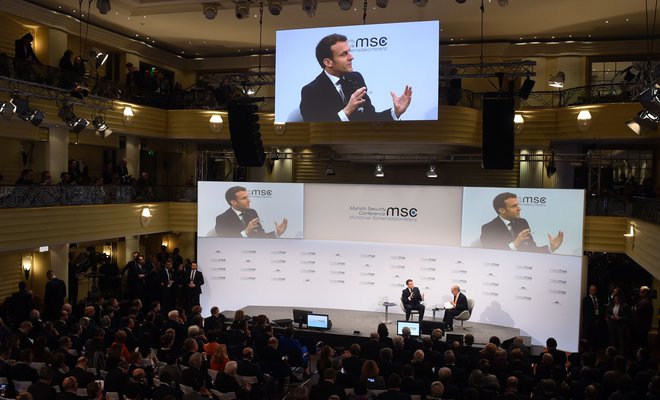 Francoski predsednik Emmanuel Macron je v pogovoru s predsedujočim konferenci Wolfgangom Ischingerjem izjavil, da se ne moremo stalno zanašati na ZDA, razmišljati moramo tudi na evropski način. FOTO: AFP