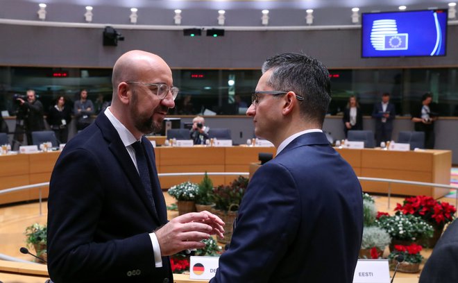 Predsednik evropskega sveta Charles Michel (levo) išče kompromis med članicami. Marjan Šarec je opozoril, da bi Slovenija pri zmanjšanju kohezije lahko bila med najbolj prizadetimi državami. Foto Reuters