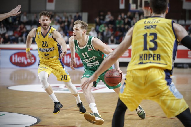 Jaka Blažič (z žogo) je v finalu bil ogorčeno bitko z Alenom Hodžićem (levo) in Aleksandrom Lazićem. FOTO: Uroš Hočevar