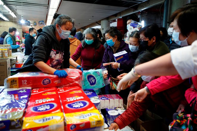 Ljudje se v trgovinah v Hong Kongu skoraj tepejo za toaletni papir. FOTO: Tyrone Siu/Reuters