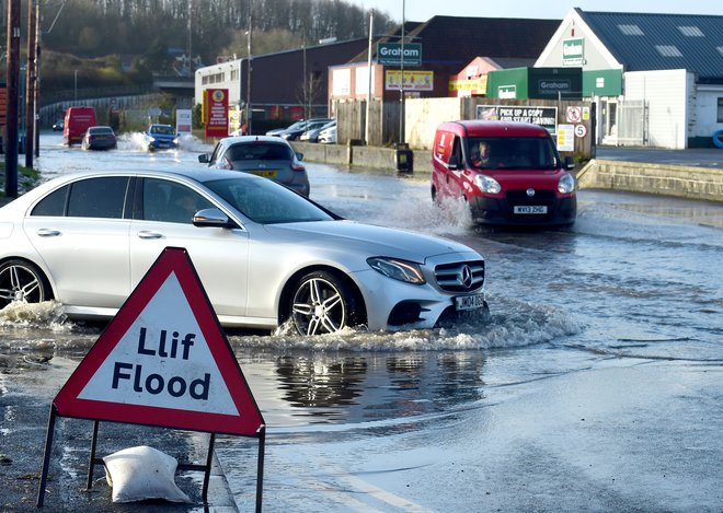 V Walesu so številne ceste še poplavljene. FOTO: Rebecca Naden/Reuters
