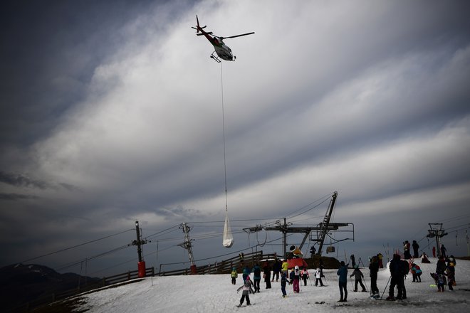 Na smučišče Luchon-Superbagneres v francoskih Pirenejih dovažajo sneg s helikopterjem z višjih območij. FOTO: Anne-Christine Poujoulat/AFP