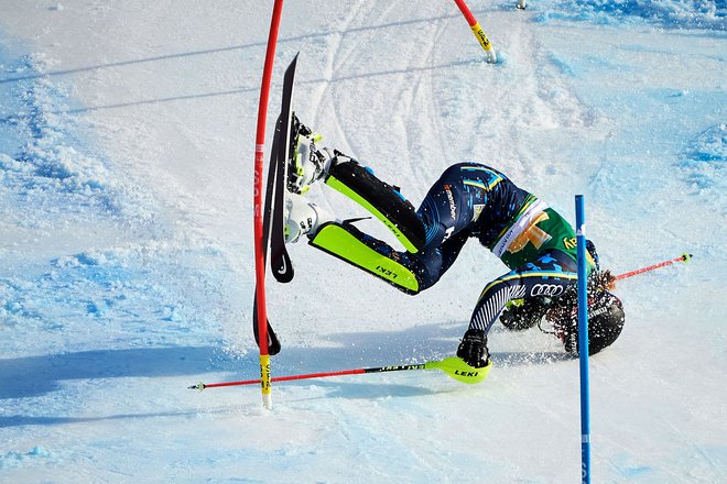 Padec švedske smučarke Anne Swenn Larsson tik pred ciljno črto med drugo vožnjo ženskega slaloma v Kranjski Gori. FOTO: Jure Makovec/Afp<br />
&nbsp;