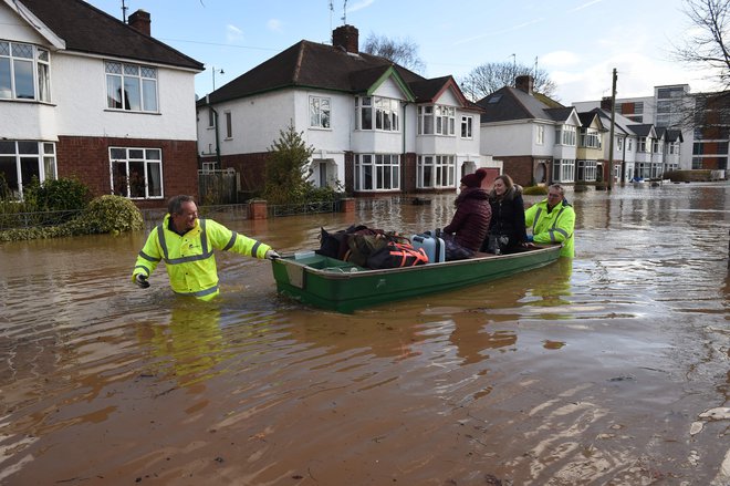 V Angliji je bilo poplavljenih več kot 400 domov, pri samem reševanju in odpravljanju posledic pa sodeluje več kot tisoč ljudi. FOTO: Oli Scarff/AFP