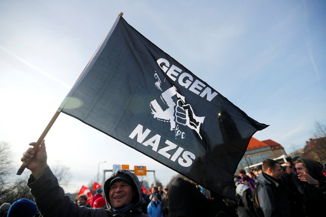 Protestnik z zastavo &#39;proti nacistom&#39;. FOTO: Hannibal Hanschke/Reuters