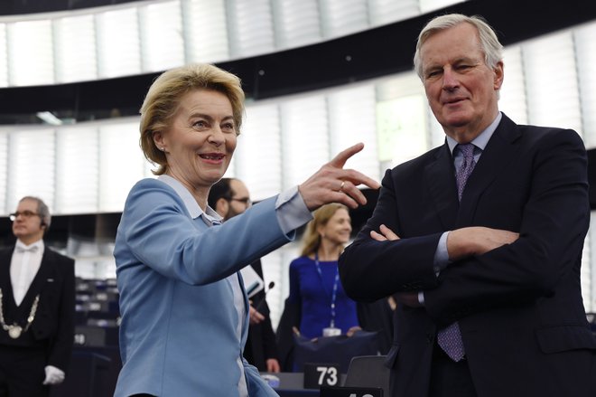 Predsednica evropske komisije Ursula von der Leyen in glavni evropski pogajalec za brexit Michel Barnier med nedavnim zasednjem evropskega parlamenta v Strasbourgu. Foto: FREDERICK FLORIN / AFP