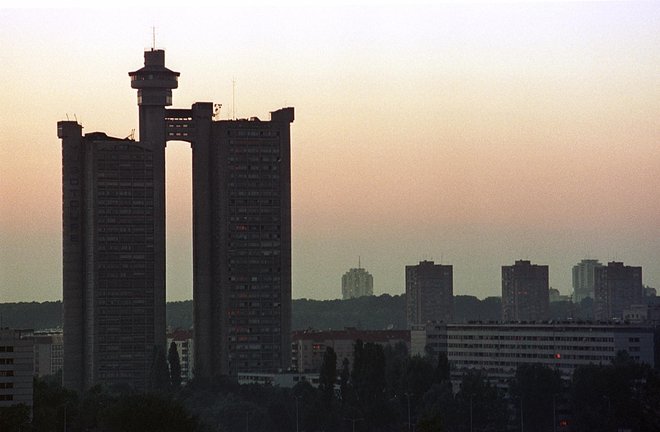 Stolpnica Genex na zahodnem vhodu v Beograd, tipičen primerek jugoslovanske brutalistične arhitekture, je bila v začetku 80. let menda najbolj pametna stavba na Balkanu, danes pa se je spomnijo samo, ko se v njej pokvari dvigalo. Foto Reuters