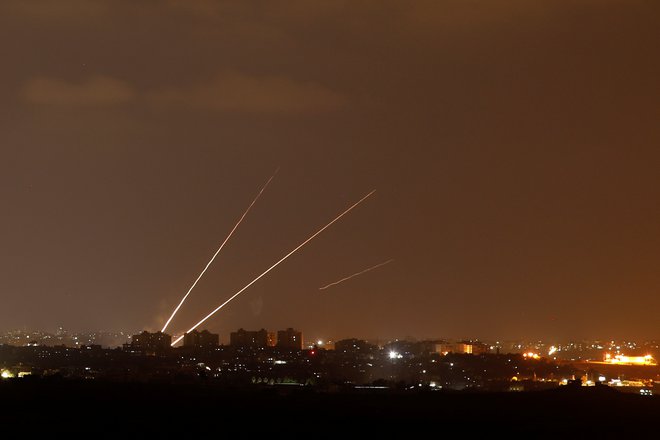 Izrael je ponoči izvedel več letalskih napadov na Gazo, potem ko so Palestinci izstrelili okoli 150 raket na izraelsko ozemlje. FOTO: Amir Cohen/Reuters