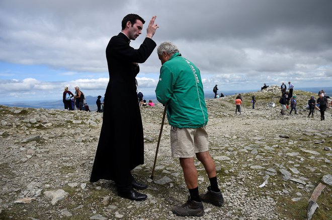 Blagoslov romarja na Irskem kot priprava na papežev obisk. FOTO: Reuters