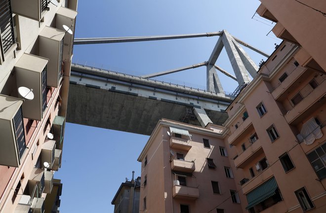 Avtocestni viadukt Morandi, ki se je vil nad gosto poseljenim delom tega pristaniškega mesta, se je v dolžini približno 100 metrov porušil med nevihto 14. avgusta. FOTO: Luca Zennaro/AP