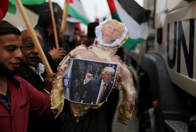 Jezni arabski protestniki v Gazi že nekaj časa zažigajo podobe ameriškega predsednika, ki je ubral ostro politiko do arabskih prebivalcev Palestine. FOTO: Reuters